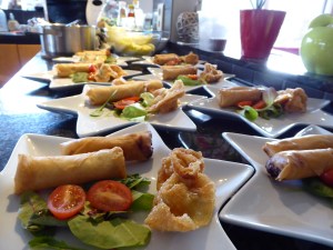 Foto van Thaise voorgerechten op bladvormig bord