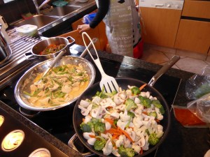 Foto van twee Thaise woks