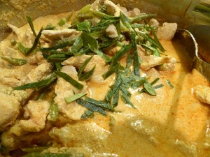 Foto van curry met kafirlimoenbladeren