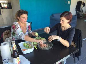 Foto van dames die Thaise komkommersoep maken