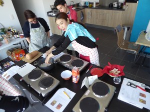 Foto van chef bij de Thaise kookles