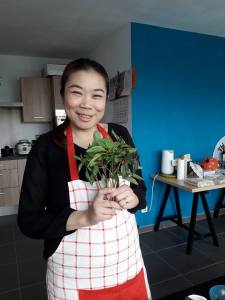 Foto van Thaise dame met Thaise basilicum