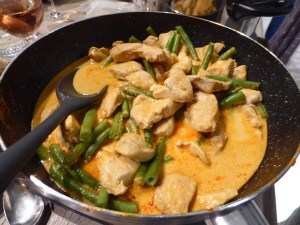 Foto van pan met curry en bonen