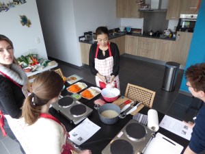 Foto van chef met glasmie noedels