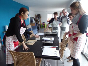 Foto van een groep die klaar is om Thais te koken