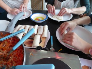 Foto van het plooien van Thaise spring rolls