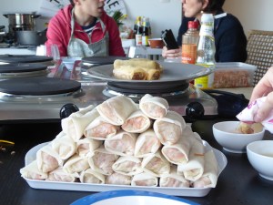 Foto van een berg loempia's