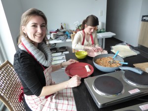 Foto van een lachende dame en haar loempia