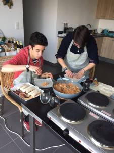 Foto van team dat Thaise loempia's maakt