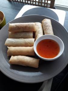 Foto van een bord met loempia's