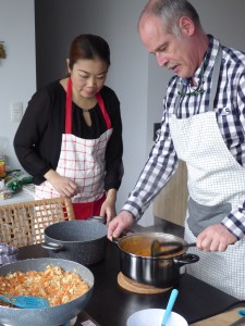 Foto van kokende man