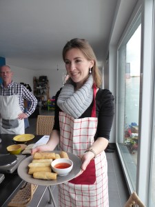 Foto van dame die loempia's presenteert