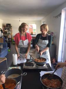 Foto van lachende dames bij de Thaise kookles