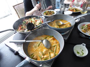 Foto van pannen met Thaise curry en groenten