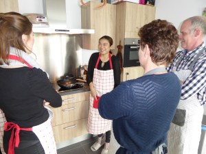 Foto van lachende mensen in keuken