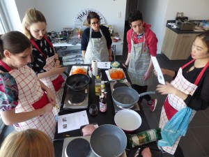 Foto van uitleg van chef tijdens Thaise kookworkshop