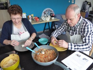 Foto van twee mensen die Thaise loempia's maken