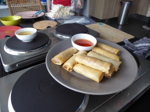 Foto van Thaise loempia's op een kookvuur