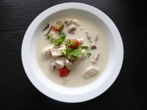 Foto van bodrje Thaise kokossoep op zwarte achtergrond