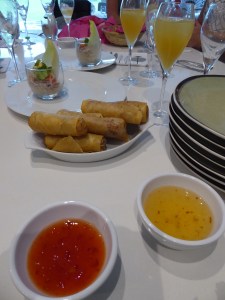 Foto van loempia's met saus