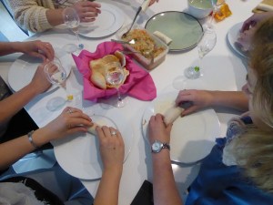 Foto van mensen die loempia's maken