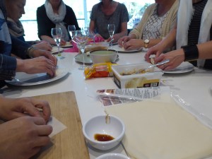 Foto van mensen die loempia's plooien