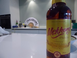 Foto van waaier Thai@home met fles Thaise rhum