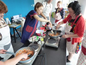 Foto van kookpannen en toevoegen van oestersaus