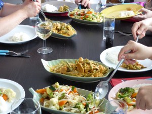 Foto van een tafel met Thais eten