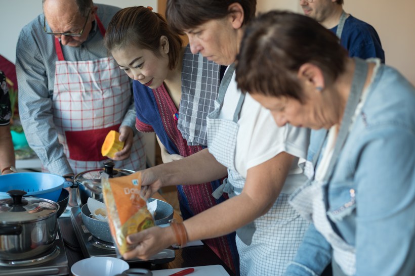 Foto van mensen die Thais koken