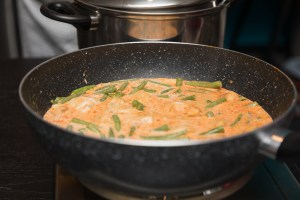 Foto van een wok met curry