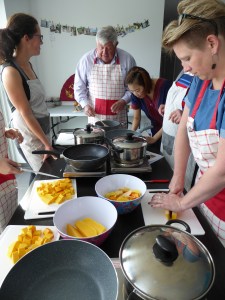 Foto van groep die kookt met butternut pompoen