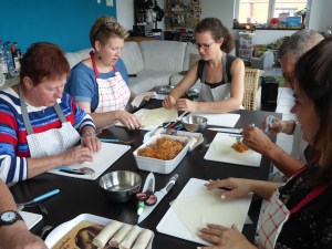 Foto van cursisten die Thaise loempia's maken