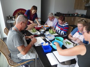 Foto van mensen die groenten aan het snijden zijn voor de Thaise kookworkshop