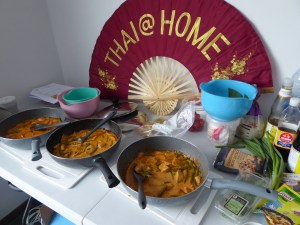 Foto van tafel met Thaise curries