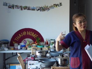 Foto van een lachende chef bij tafel