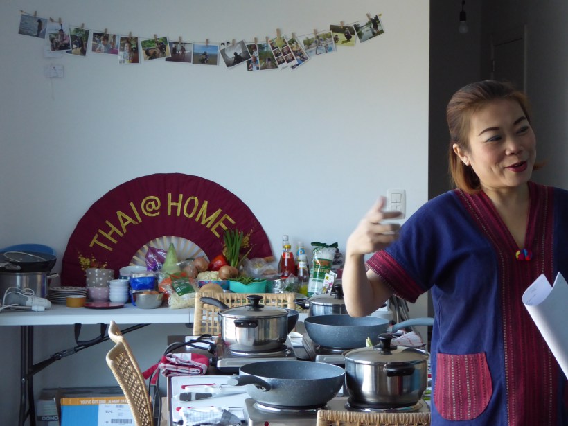 Foto van een lachende chef bij tafel