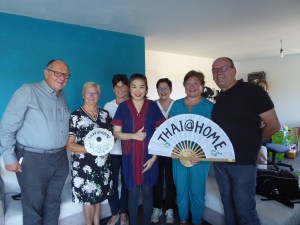 Foto van groep mensen bij Thaise waaier