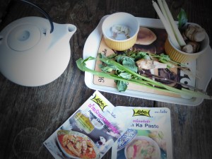 Foto van een theepot en Thaise ingrediënten