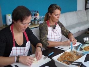 Foto van dames die loempia's maken