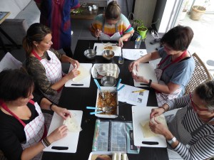 Foto van dames die spring rolls maken