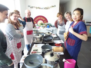 Foto van lachende mensen tijdens Thaise lessen