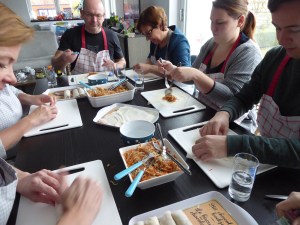 Foto van kookles met loempia's maken