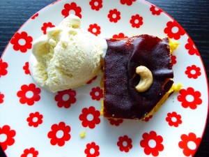 Foto van een pompoentaart, een bolletje ijs en een cashewnoot