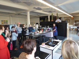 Kookles met tas koffie of thee