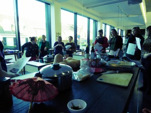 Mensen met Thaise receptenboek