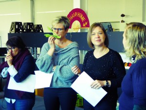 Foto van dames die ingrediënten proeven