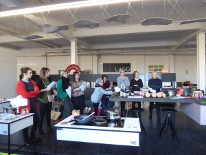 Dames in kookshowroom