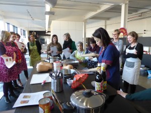 Dames die samen Oosters koken