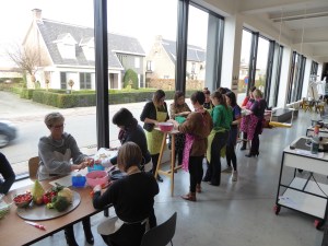 Groep mensen die Thais kookt